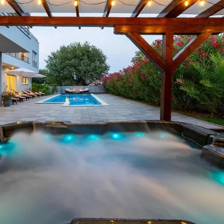 Chillax In For 10 People With 47 M2 Private Pool, Jacuzzi & Sea View - Only 400 Meters From Medulin