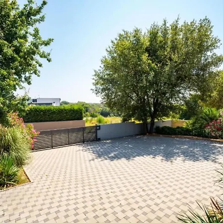 Chillax In For 10 People With 47 M2 Private Pool, Jacuzzi & Sea View - Only 400 Meters From Villa Medulin