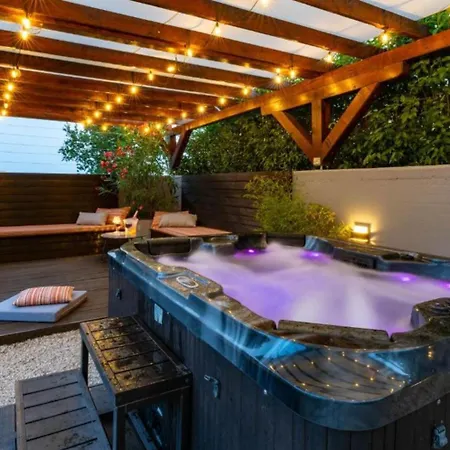 Chillax In For 10 People With 47 M2 Private Pool, Jacuzzi & Sea View - Only 400 Meters From Vila Medulin