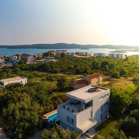 Chillax In For 10 People With 47 M2 Private Pool, Jacuzzi & Sea View - Only 400 Meters From * Medulin