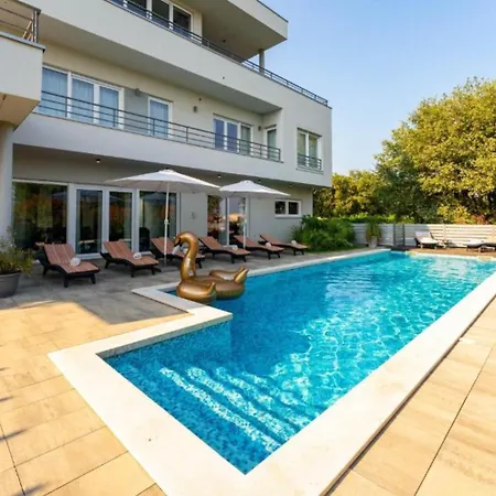 Villa Chillax In For 10 People With 47 M2 Private Pool, Jacuzzi & Sea View - Only 400 Meters From