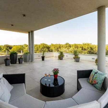 Chillax In For 10 People With 47 M2 Private Pool, Jacuzzi & Sea View - Only 400 Meters From Villa *