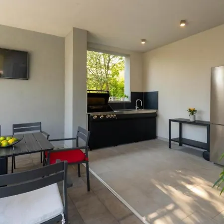 Chillax In For 10 People With 47 M2 Private Pool, Jacuzzi & Sea View - Only 400 Meters From