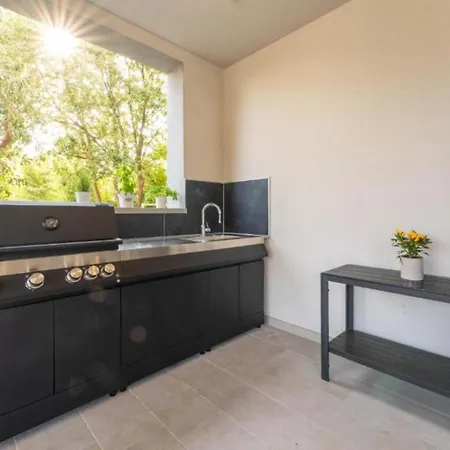 Chillax In For 10 People With 47 M2 Private Pool, Jacuzzi & Sea View - Only 400 Meters From *