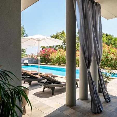 Chillax In For 10 People With 47 M2 Private Pool, Jacuzzi & Sea View - Only 400 Meters From Medulin