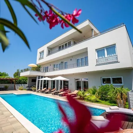 Villa Chillax In For 10 People With 47 M2 Private Pool, Jacuzzi & Sea View - Only 400 Meters From *