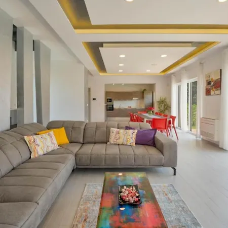 Chillax In For 10 People With 47 M2 Private Pool, Jacuzzi & Sea View - Only 400 Meters From Villa *