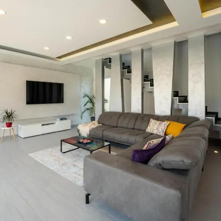 Chillax In For 10 People With 47 M2 Private Pool, Jacuzzi & Sea View - Only 400 Meters From Medulin