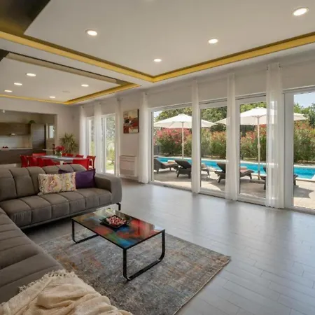 Chillax In For 10 People With 47 M2 Private Pool, Jacuzzi & Sea View - Only 400 Meters From Villa *