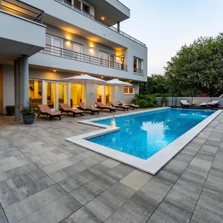 Chillax In For 10 People With 47 M2 Private Pool, Jacuzzi & Sea View - Only 400 Meters From Villa *