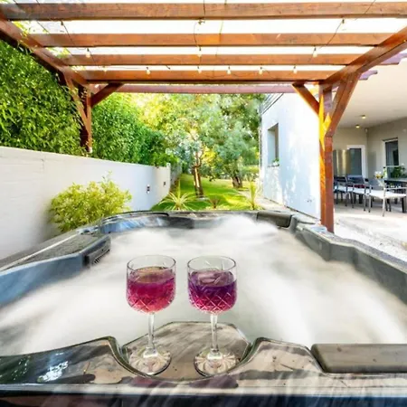 Chillax In For 10 People With 47 M2 Private Pool, Jacuzzi & Sea View - Only 400 Meters From Vila Medulin