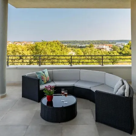 Chillax In For 10 People With 47 M2 Private Pool, Jacuzzi & Sea View - Only 400 Meters From * Medulin