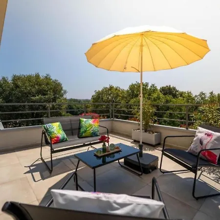 Chillax In For 10 People With 47 M2 Private Pool, Jacuzzi & Sea View - Only 400 Meters From Medulin