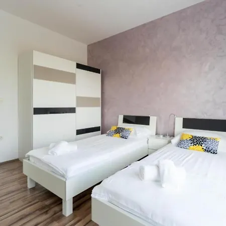 Chillax In For 10 People With 47 M2 Private Pool, Jacuzzi & Sea View - Only 400 Meters From