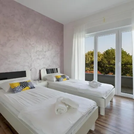 Chillax In For 10 People With 47 M2 Private Pool, Jacuzzi & Sea View - Only 400 Meters From * Medulin
