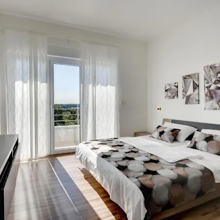 Chillax In For 10 People With 47 M2 Private Pool, Jacuzzi & Sea View - Only 400 Meters From Villa *
