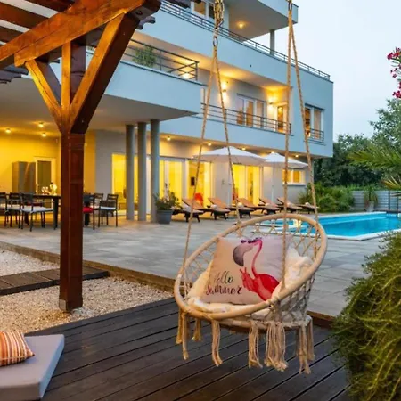 Chillax In For 10 People With 47 M2 Private Pool, Jacuzzi & Sea View - Only 400 Meters From