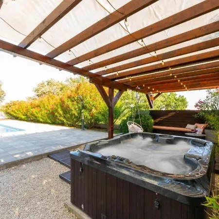 Chillax In For 10 People With 47 M2 Private Pool, Jacuzzi & Sea View - Only 400 Meters From